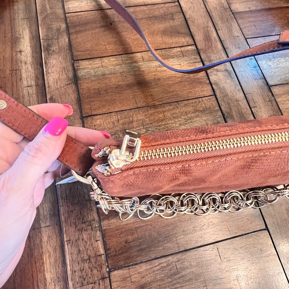 NWT INC Camel Lizard Crossbody bag with Gold tone chain in front - Picture 13 of 14